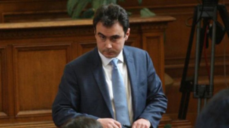 БСП: Управляващите теглят милиарди, а за учителите няма пари