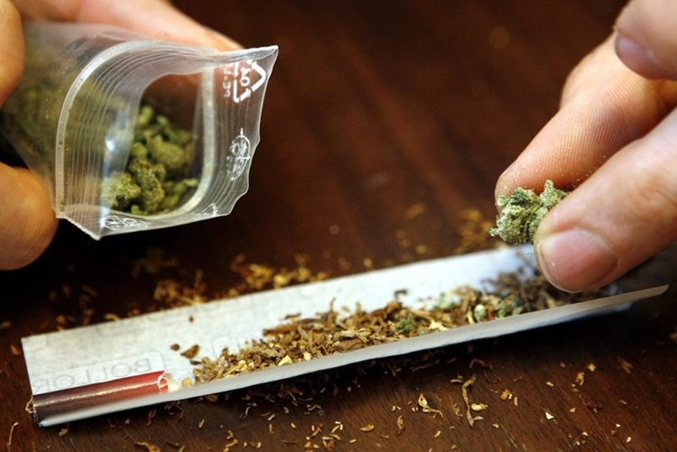 16 годишна спипана с цигара марихуана