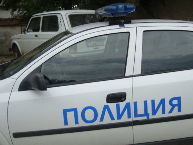 Полицията хвана врачанин да вози 33-ма нелегални имигранти