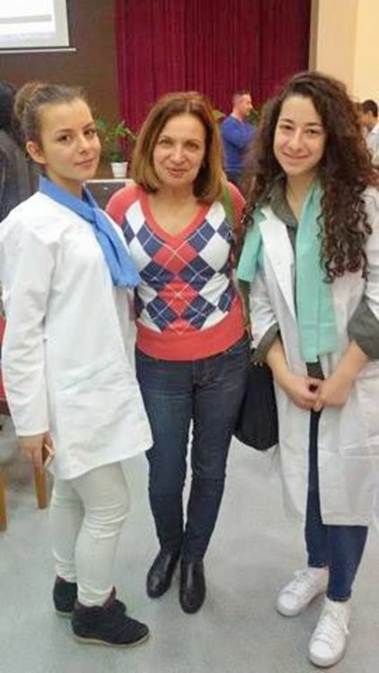 Дарина Пашова и Анета Читкушева от Езиковата с награди от училището  за изяви 