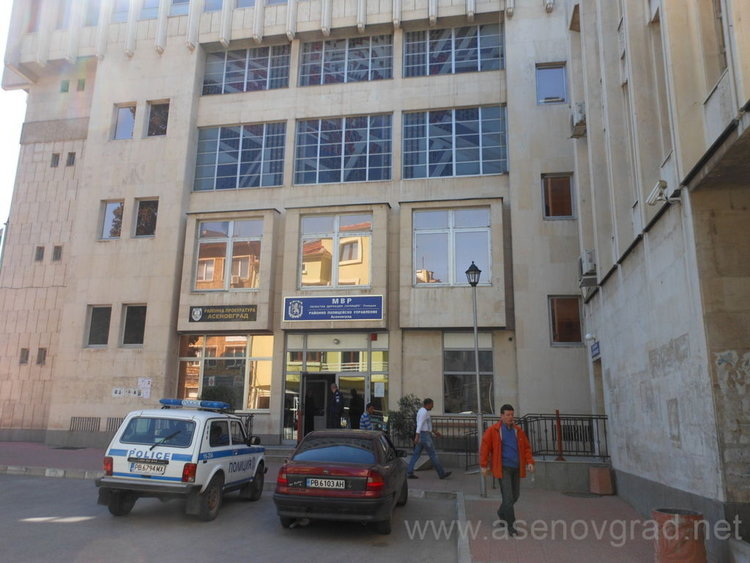 Асеновградски полицаи задържаха мъж, предложил им подкуп