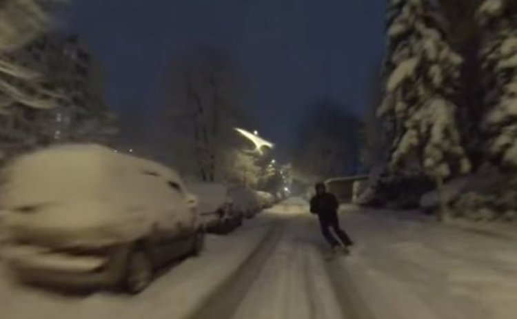 Това трябва да се види. Със ски по заснежените улици (видео)