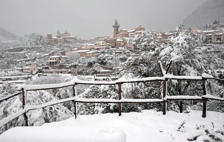 Сняг покри слънчева Майорка (видео)