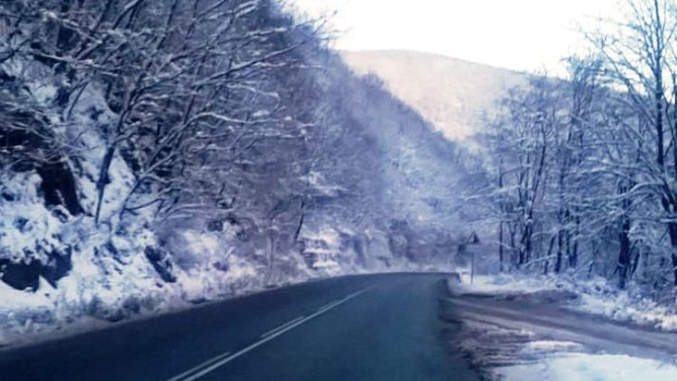На места пътищата са заснежени и заледени