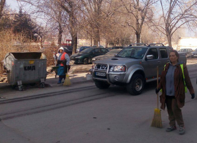 Прекратиха машинното метене на "зимния" пясък, минава се отново на ръчно, пускат машините пак след седмица