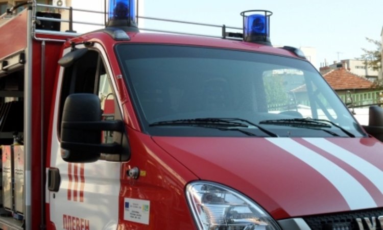 Психично болен вдигна на крак пожарната, запалил декари стърнище в Устово