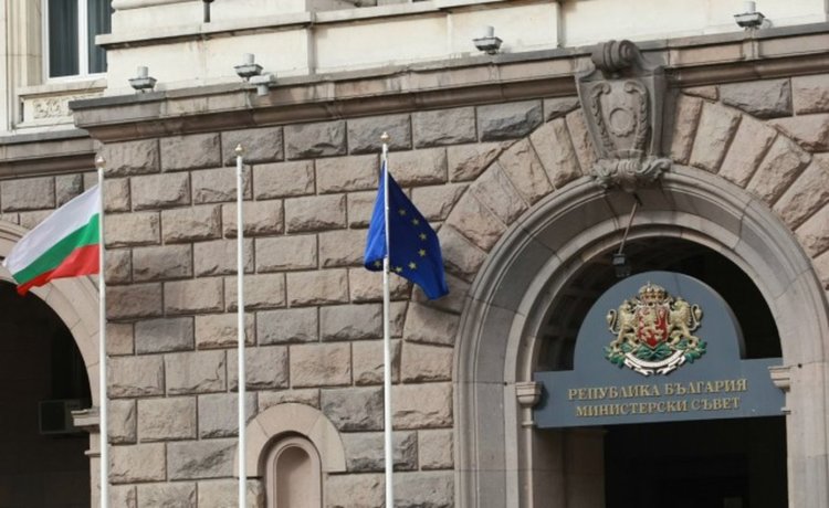 Правителството заседава извънредно заради наредба за бежанците