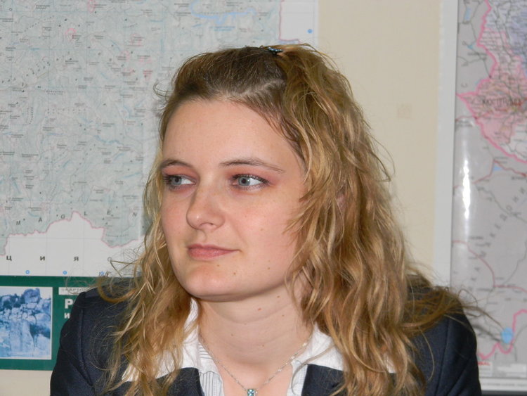 Доброволци почистват днес брега на яз.Студен кладенец