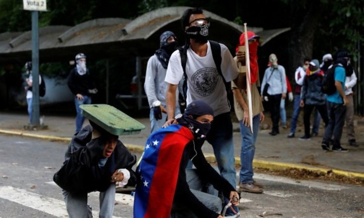 17-годишен почина по време на протест срещу Мадуро