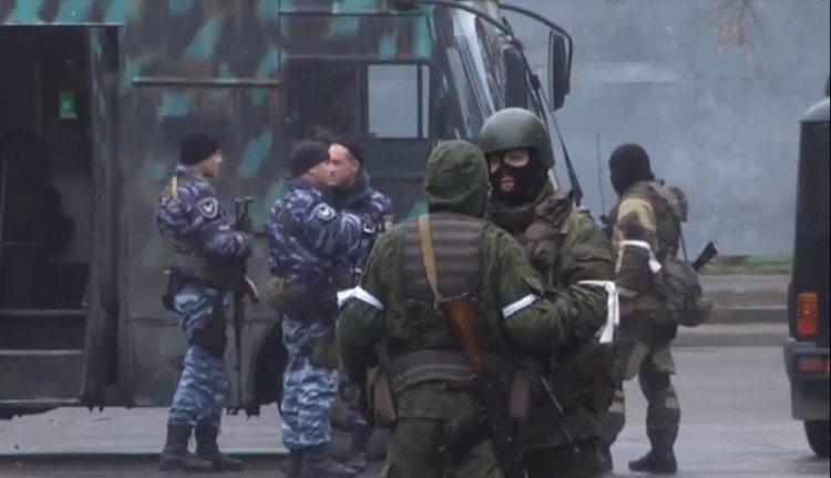 Въоръжени с маски контролират центъра на Луганск