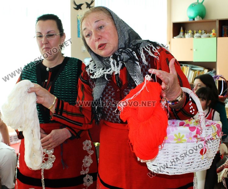 Баба Марта зарадва с мартенички децата от градина "Звънче"
