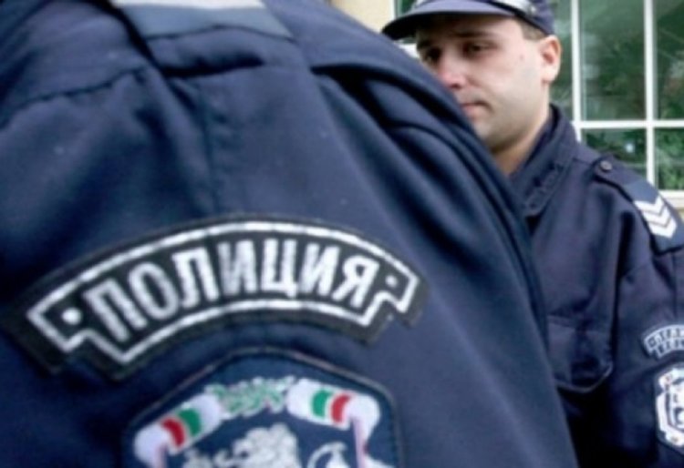 Майка и син нападат полицай, заплашват го с уволнение