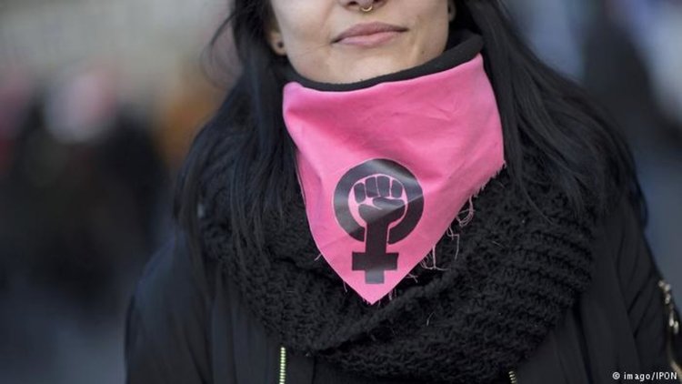 Не, жената не обслужва мъжа