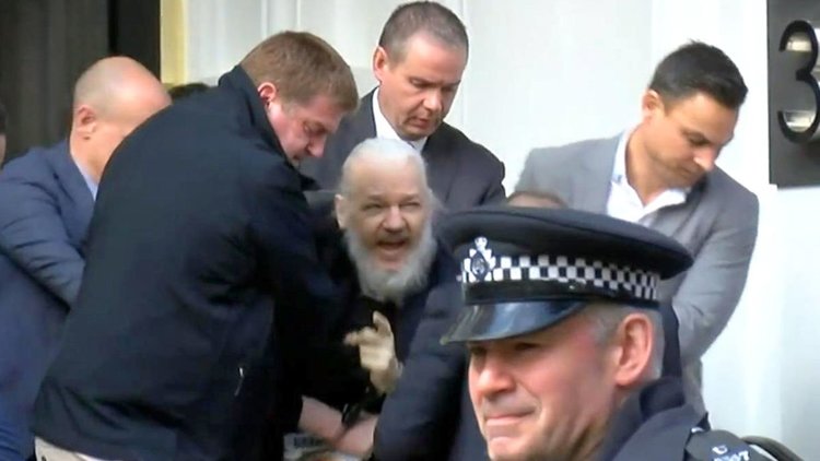 Задържаха основателя на Уикилийкс Джулиан Асандж