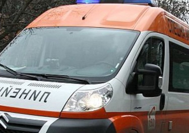 Автомобил пропадна и се заклещи, водачката се отърва с леки наранявания