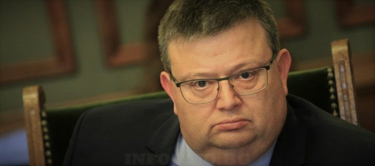 Вербовчикът на обвинения в тероризъм ученик не е задържан