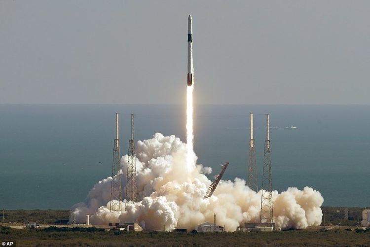 SpaceX успешно изстреля апарата Dragon с генномодифицирани мишки на борда му