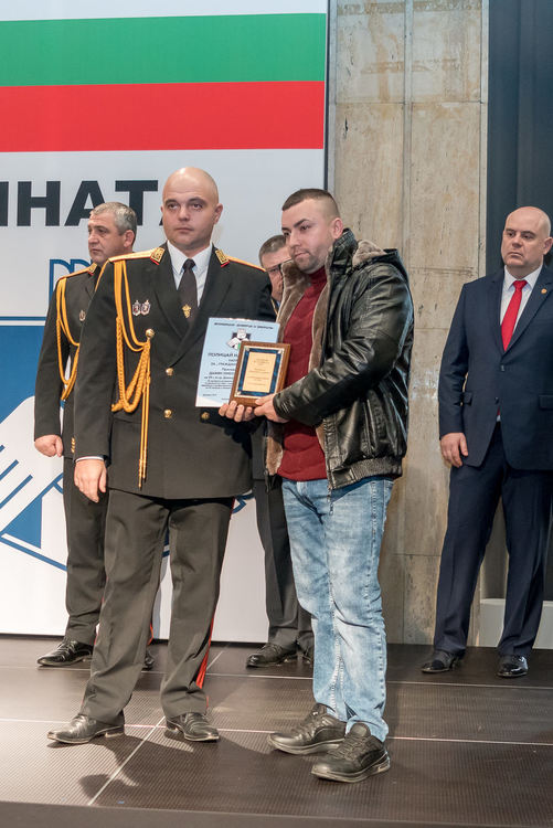 Охранителят от Димитровград, спасил хора от горящо общежитие, с награда от МВР