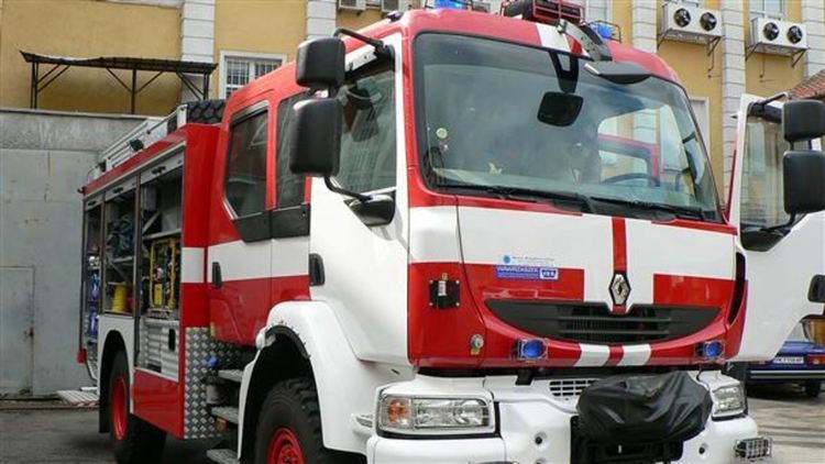 Сухи треви горяха в Средногорци, спасени са смесена гора и сгради