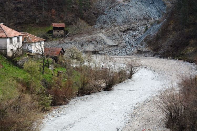 Спешен сигнал за побелели води на реката край Мадан проверяваха еколози