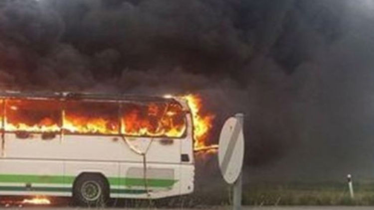 Автобус се запали тази нощ на бул."Беломорски" в Кърджали