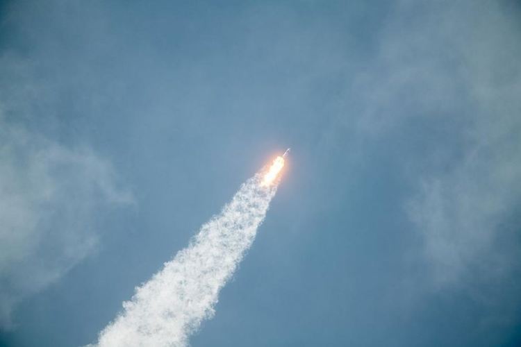 Space X изстреля ракета носител с 60 микросателита