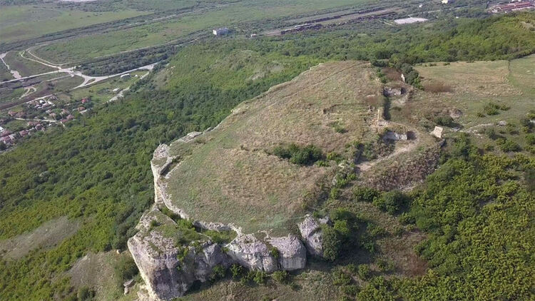 Мащабно древно съоръжение обгръща в мистерия историята на Петрич кале