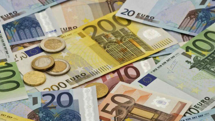Българите в чужбина изпращат по-малко пари на роднините си
