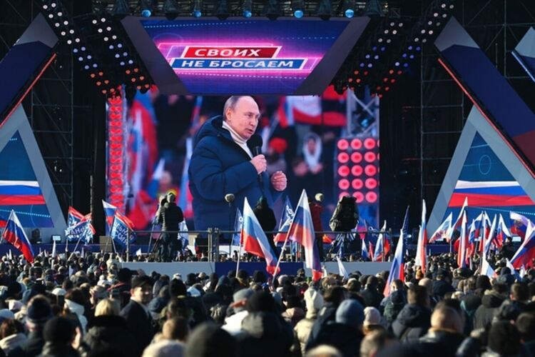 Путин се появи на сцената и перефразира Библията на честване на анексирането на Крим