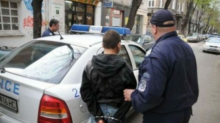 В Девин 14-годишен преджоби половин училище