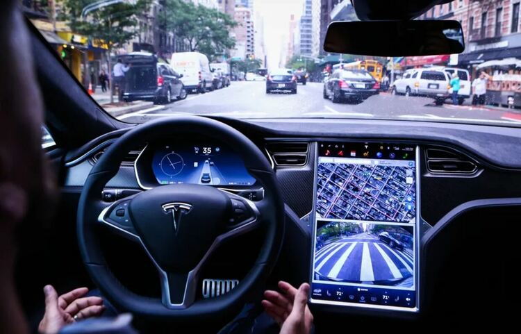 Осъдиха Tesla заради проблеми с автопилота
