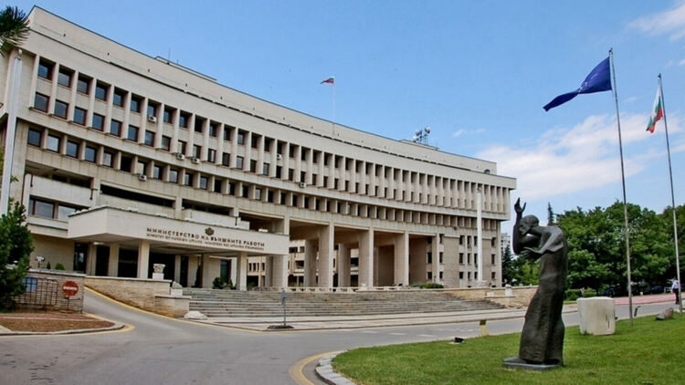 България открива консулства в Лион, Дюселдорф и Единбург