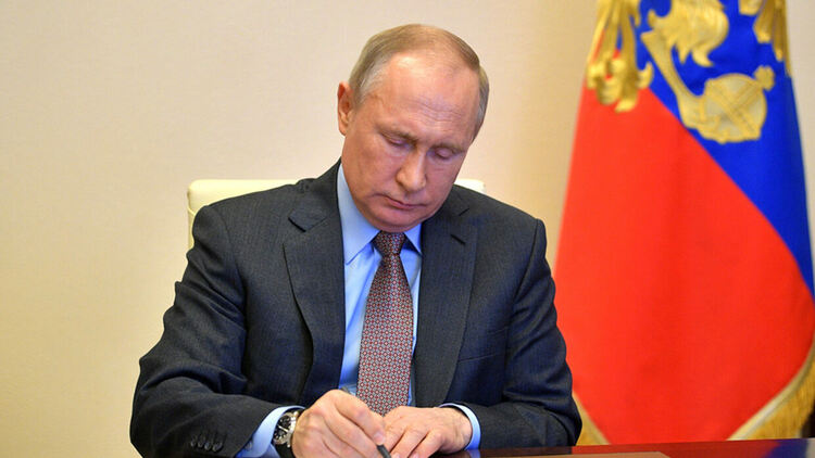 Путин забранява на западни камиони да преминават през Русия