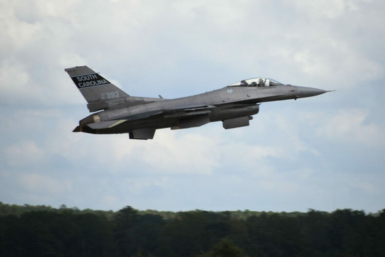 Politico: САЩ може да обмислят прехвърлянето на F-16 на Украйна от други страни