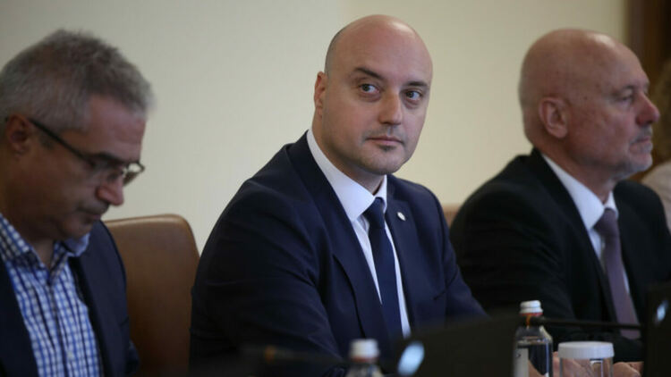 Новата власт задейства свалянето на Гешев