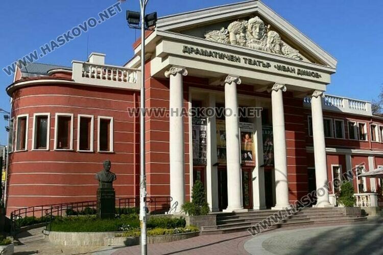 Хасковският театър на протест против ниските възнаграждения в културната сфера