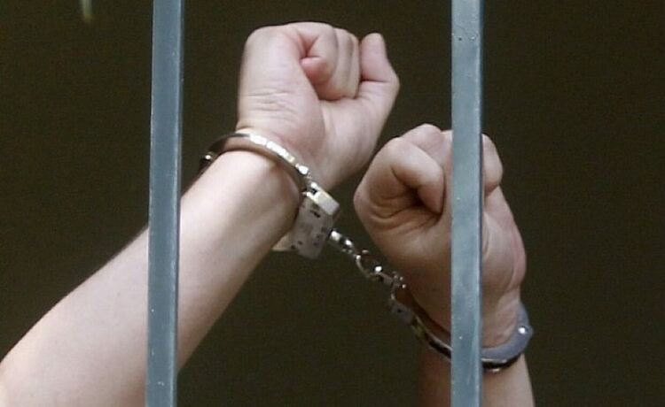 Задържаха млада дама след пререкания с полицаи за неправилно пресичане в Кърджали