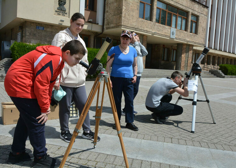 Хасковлии наблюдават небето с телескопи