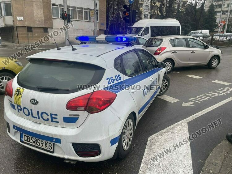 23-годишна водачка удари мъж на заден ход, няма сериозни травми