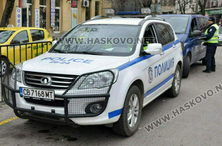 Издирват водач на автомобил, блъснал пешеходка