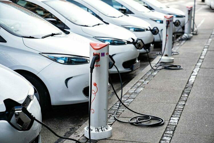 Зарядните станции на Tesla в София и Пловдив вече са платени