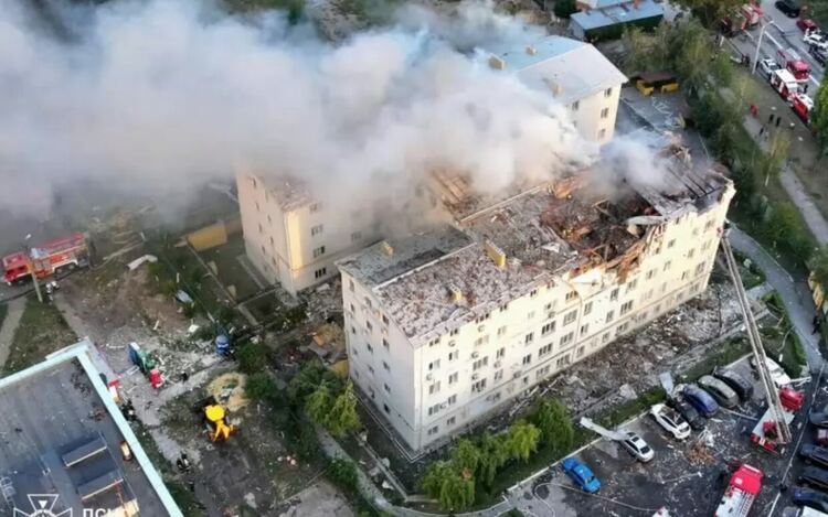 Русия удари с 4 дрона жилищен блок в Харков
