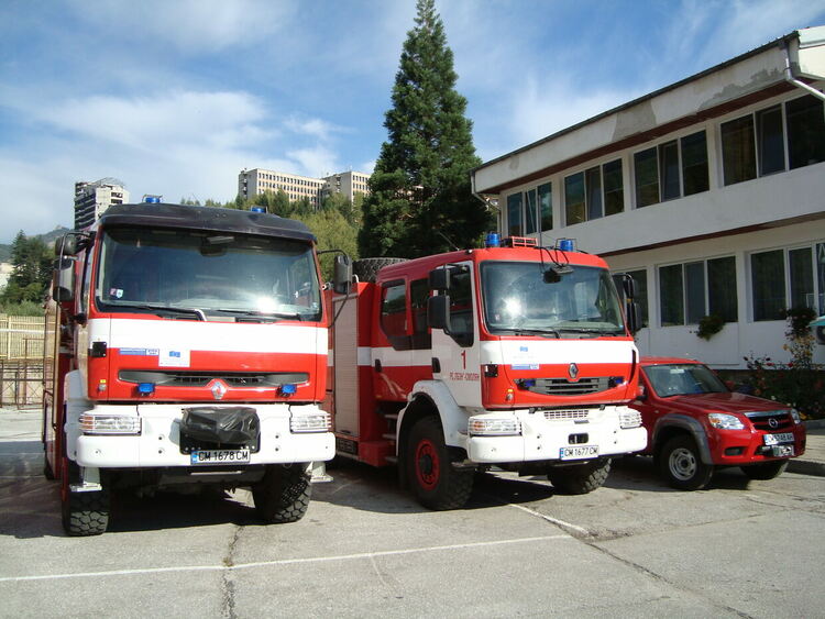 Пожарните екипи спасиха пет сгради при два пожара в областта