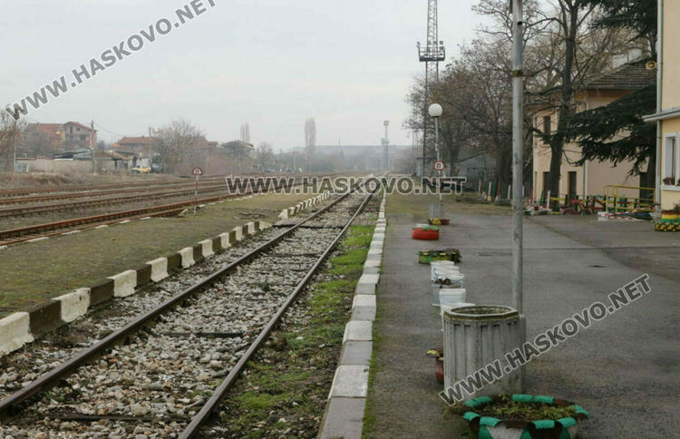 Задържаха двама за кражба на медни проводници от жп линия