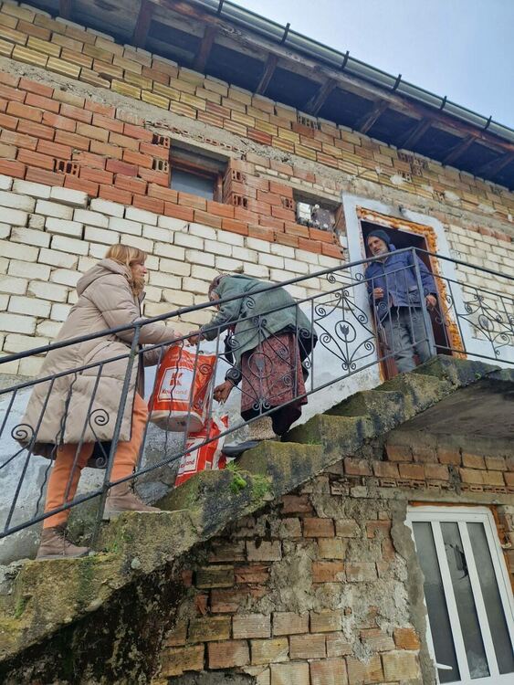 Доброволческа инициатива подкрепи възрастни хора от община Баните