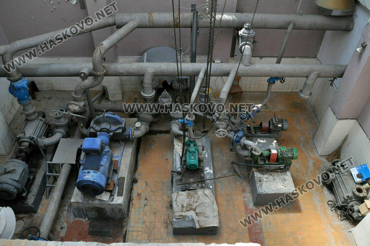 Служители на ВиК продължават с отводняването на помпена станция „Момково“