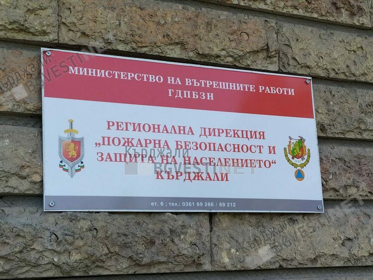 Огнеборци проникнаха през терасата в дома на старица в Ардино,нуждаеща се от спешна помощ
