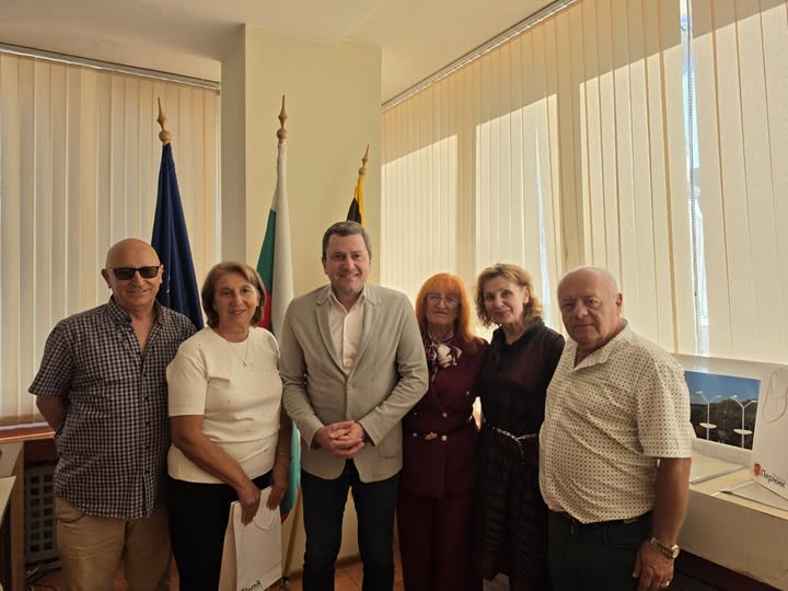 Кметът на община Перник Станислав Владимиров благодари на дългогодишни служители на общинската администрация