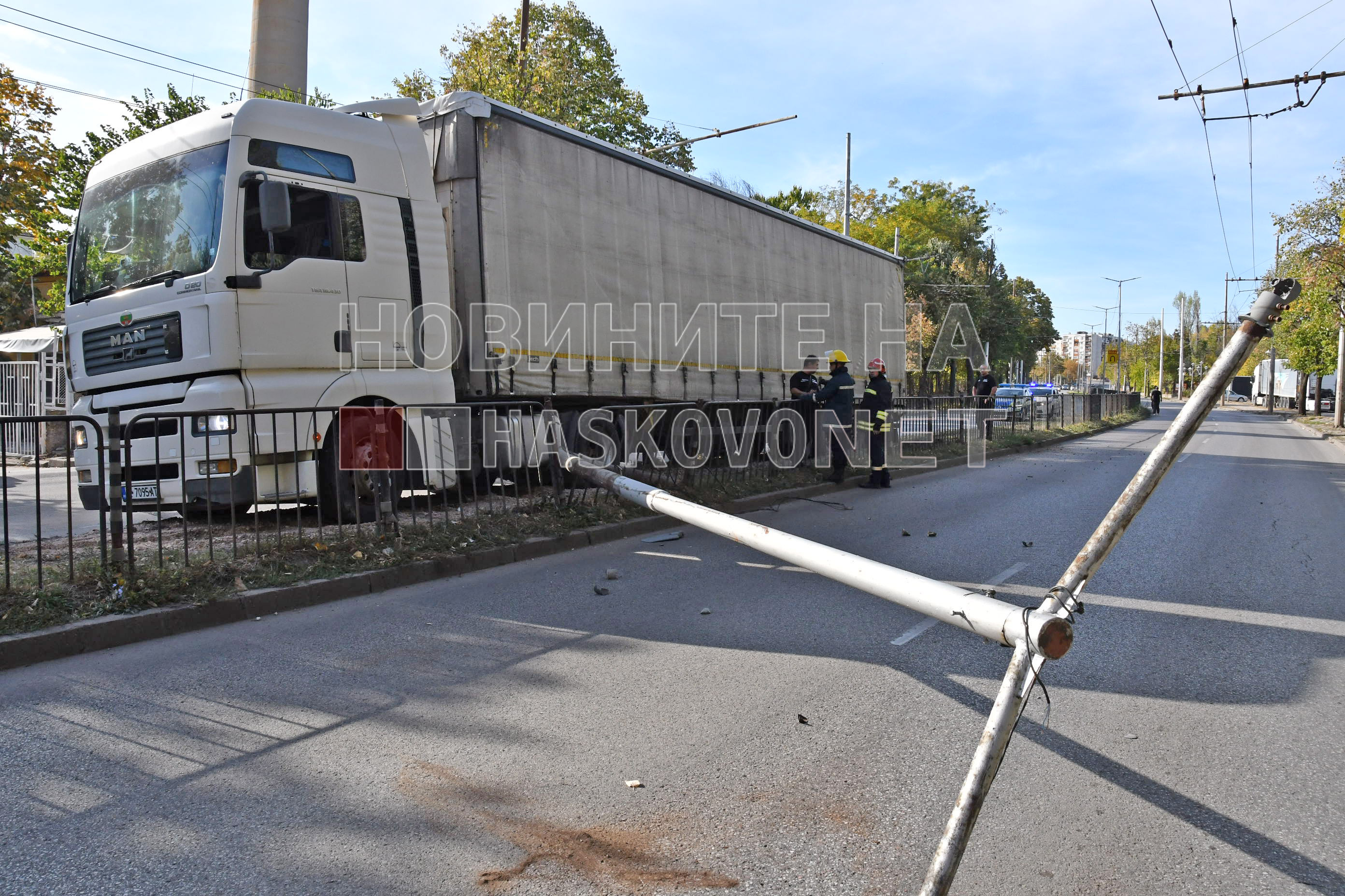 Тир катастрофира и събори стълб на бул. „Васил Левски“ в Хасково