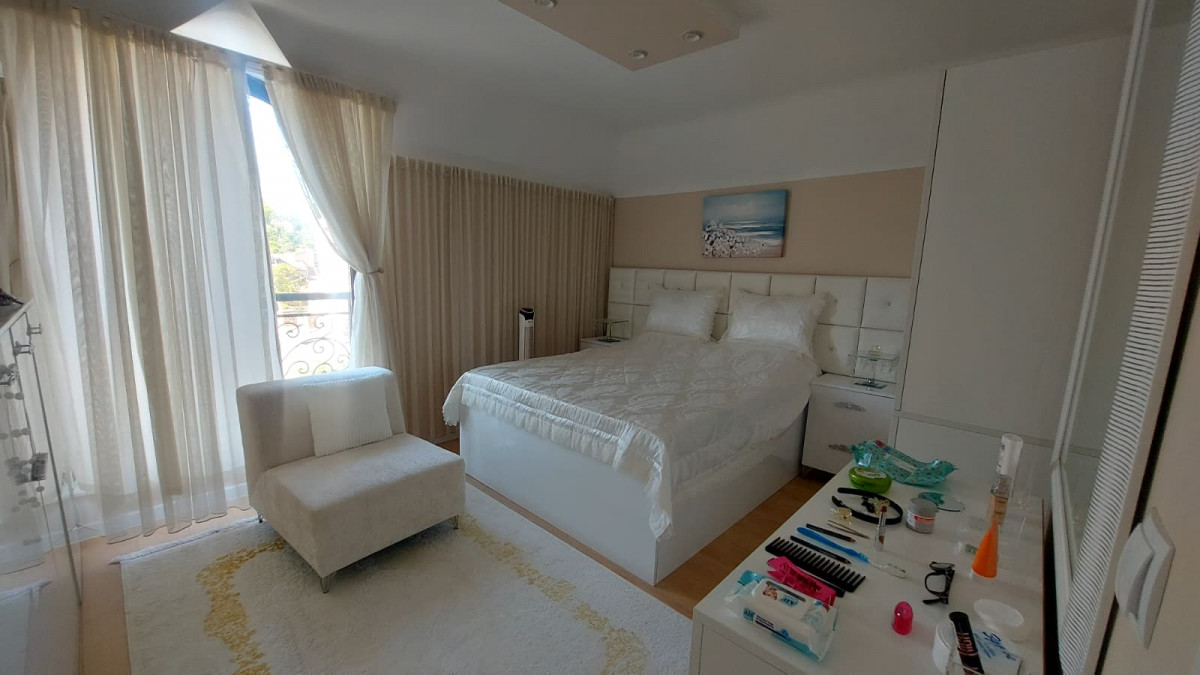 Напълно обзаведен и оборудван апартамент в луксозна жилищна сграда в широкия Център на гр.